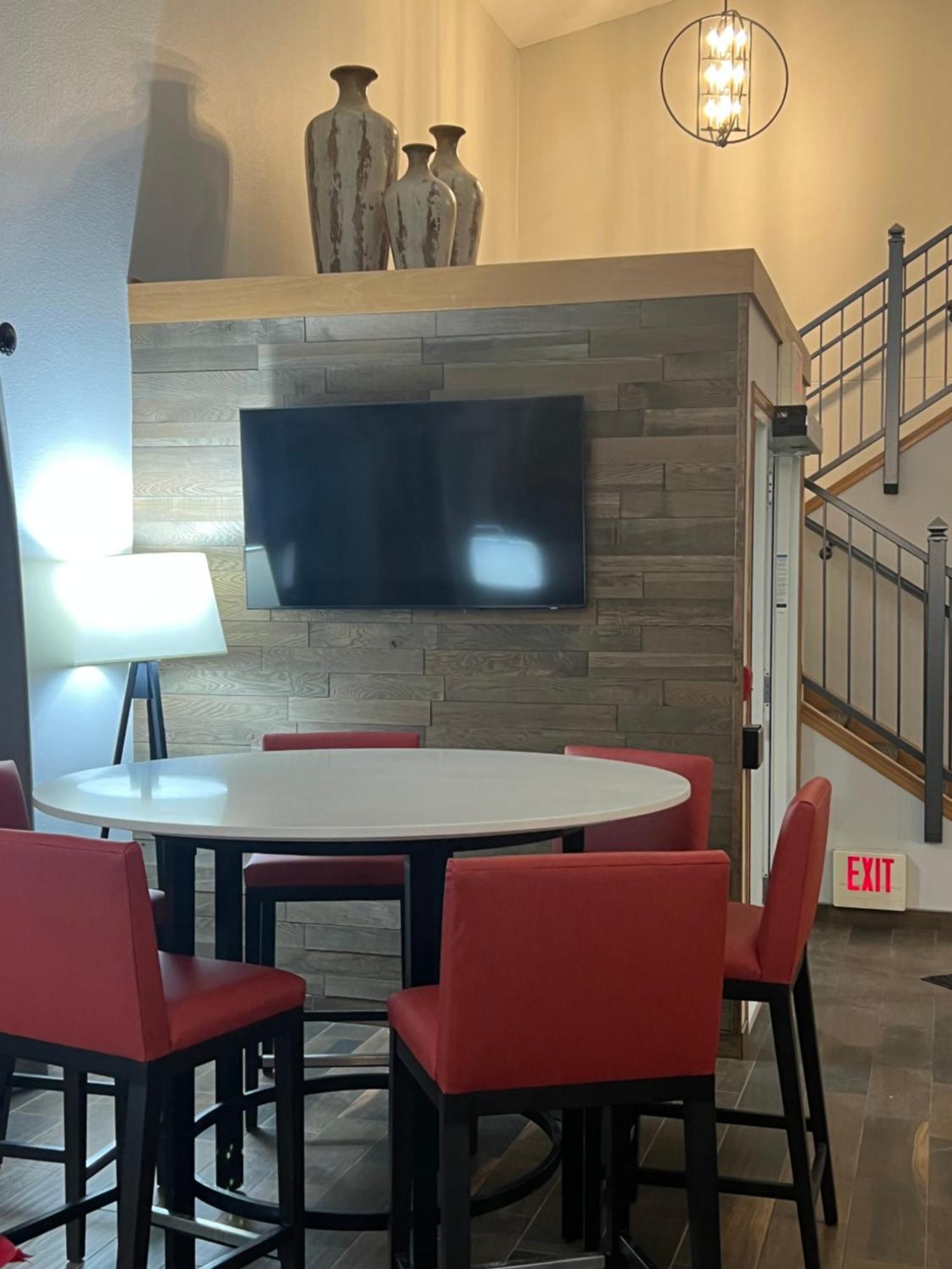 Grandstay Hotel & Suites Cambridge Bagian luar foto