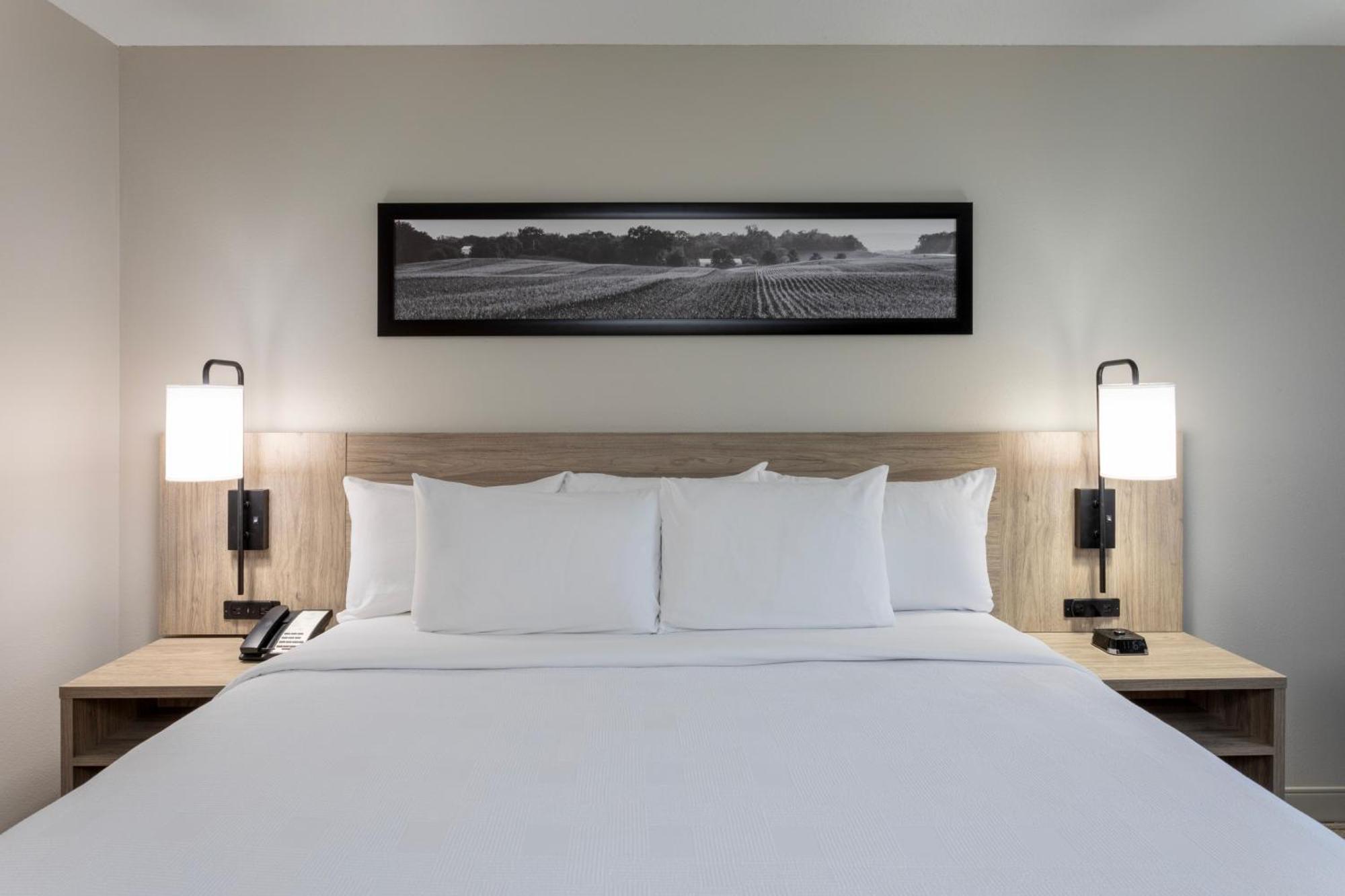 Grandstay Hotel & Suites Cambridge Bagian luar foto